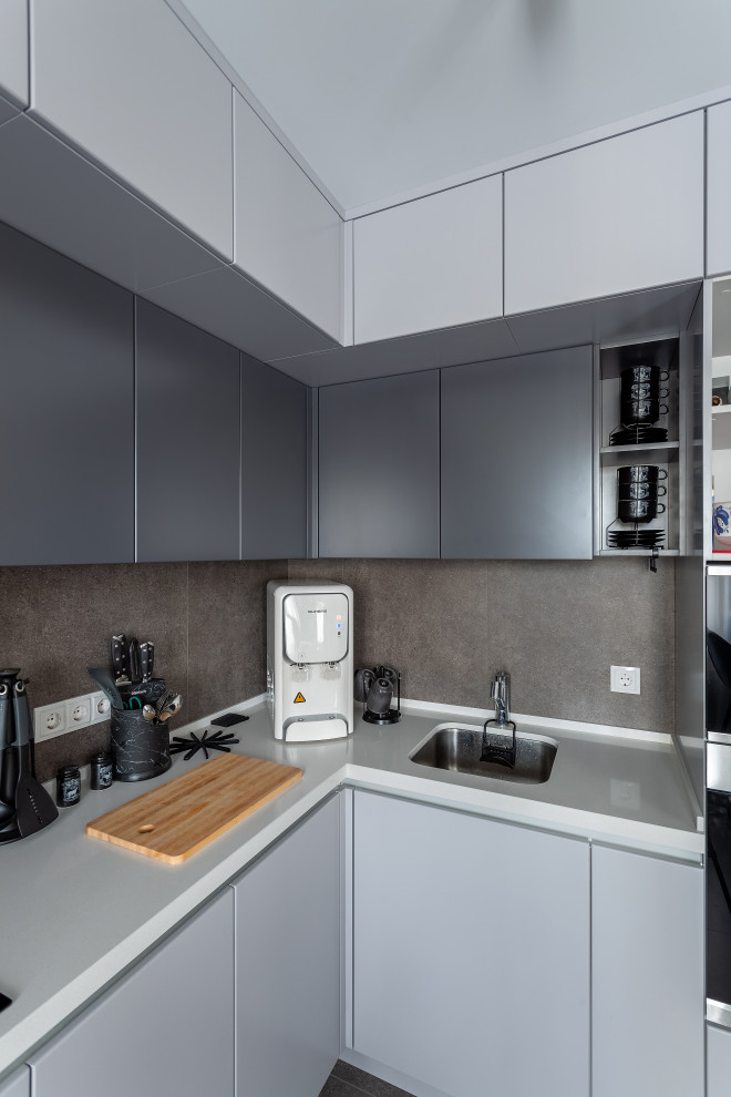 Столешница угловой кухни изготовлена из искусственного камня