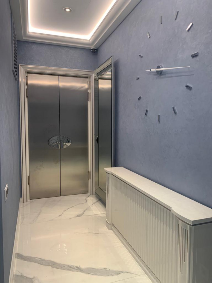 Отделка квартиры штукатуркой перламутровый песок в благородном голубом оттенке