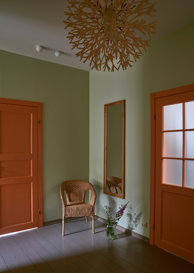 Houzz тур: Бюджетная дача с оранжевыми дверями