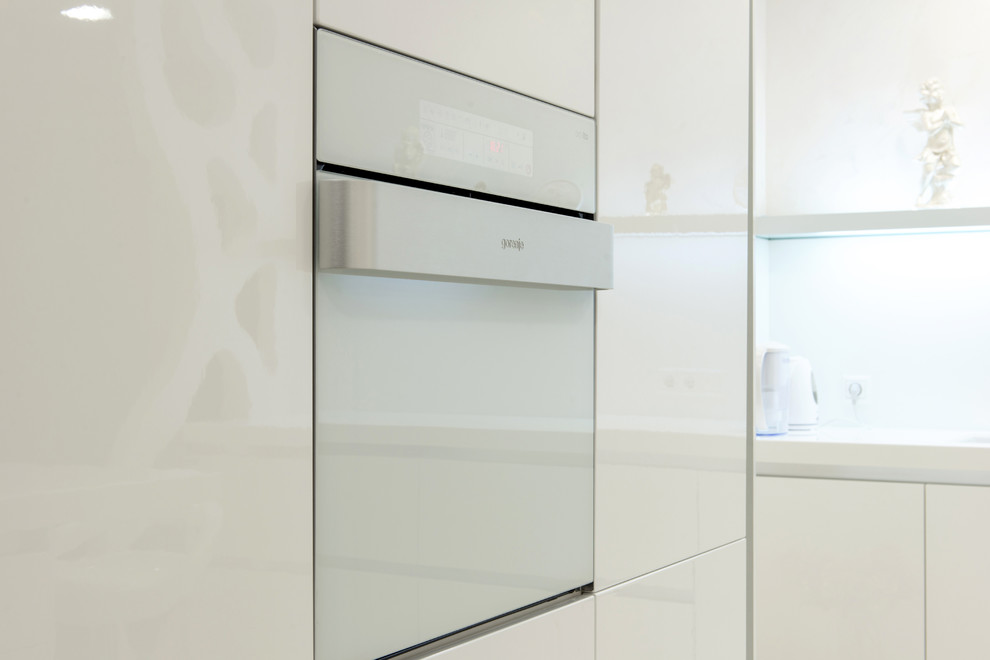 белая кухня с островом