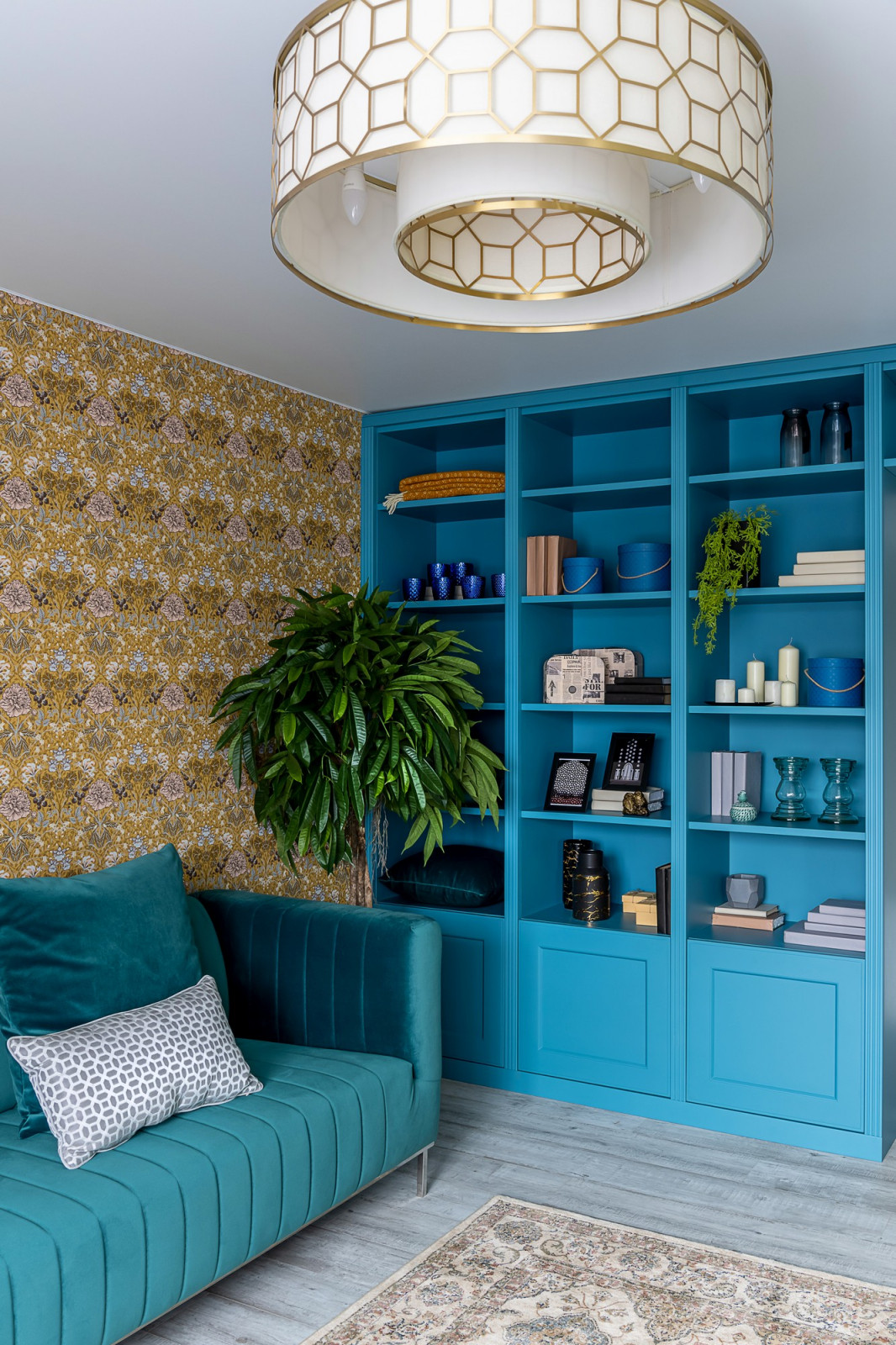 Яркое смешение стилей