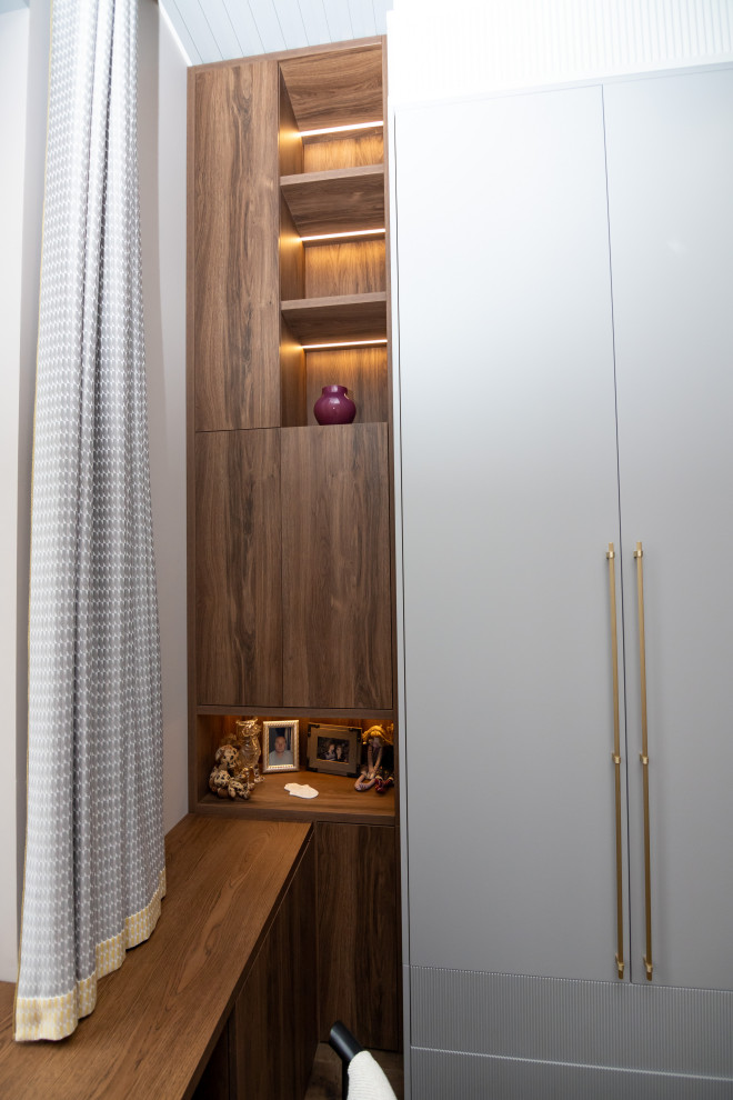 Меблировка спальни: шкаф, стеллаж и стол-подоконник