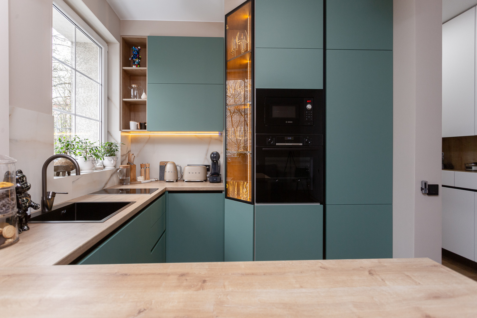 Кухня современная цвета Благородный нефрит