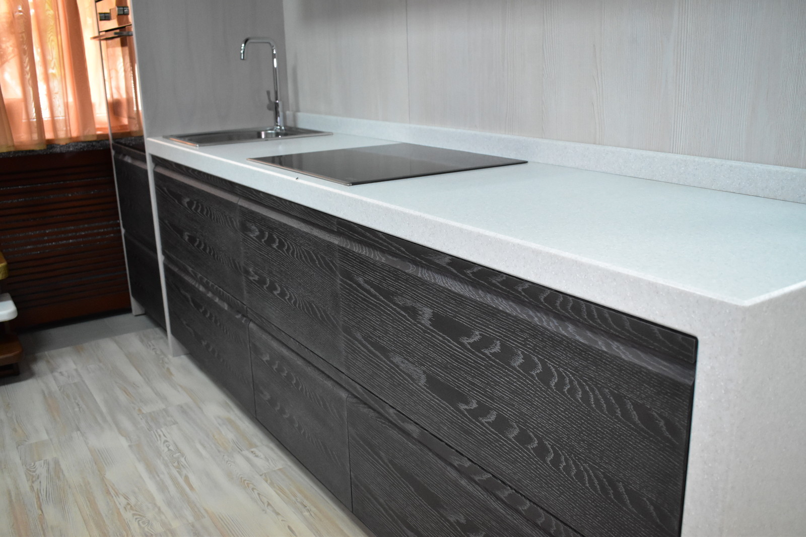 Кухня Пиано с интегрированной ручкой в фасад. Материал шпонированный МДФ