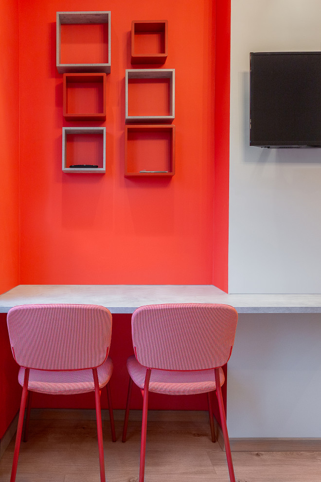 Студия с красными акцентами