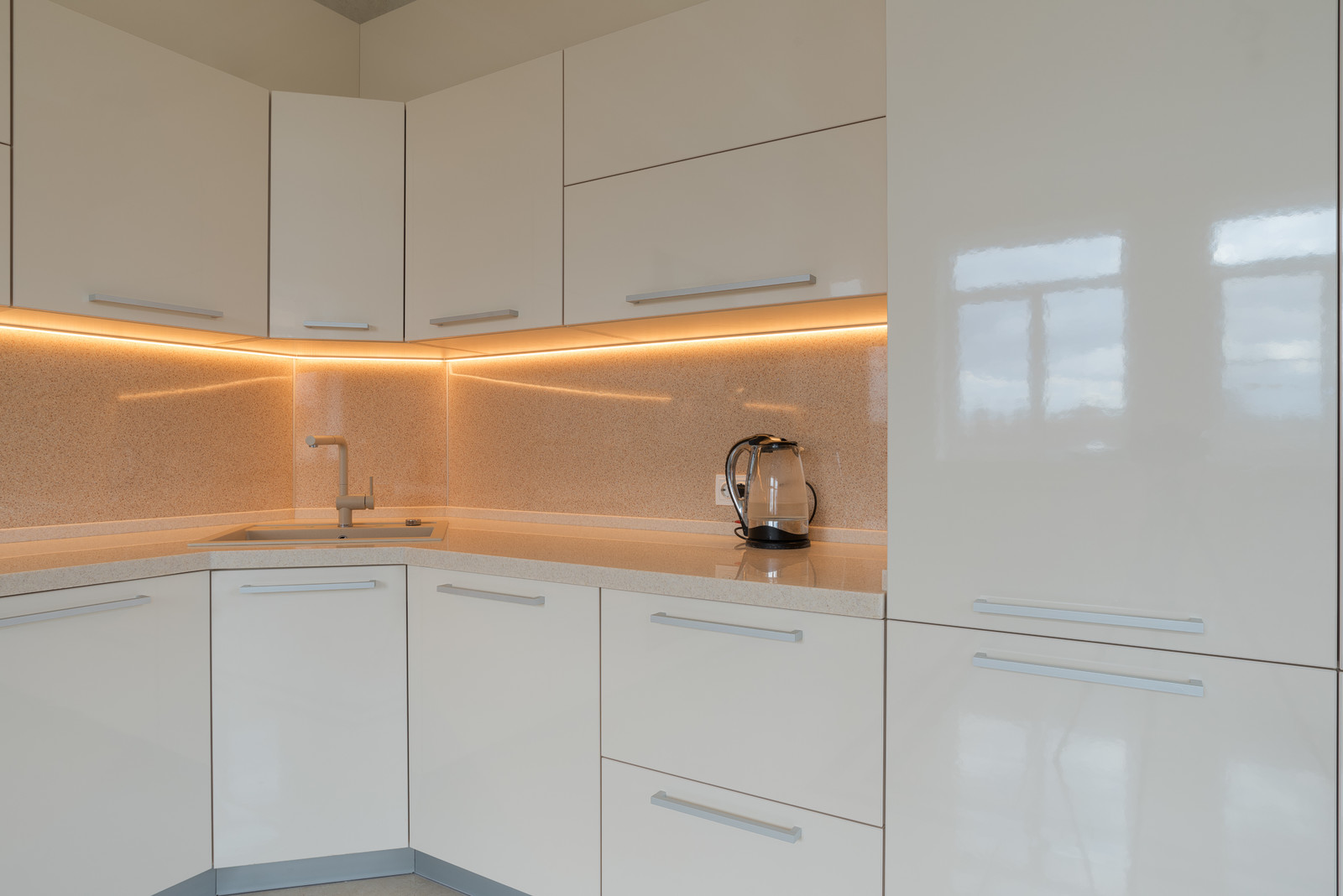 Современная кухня цвета айвори