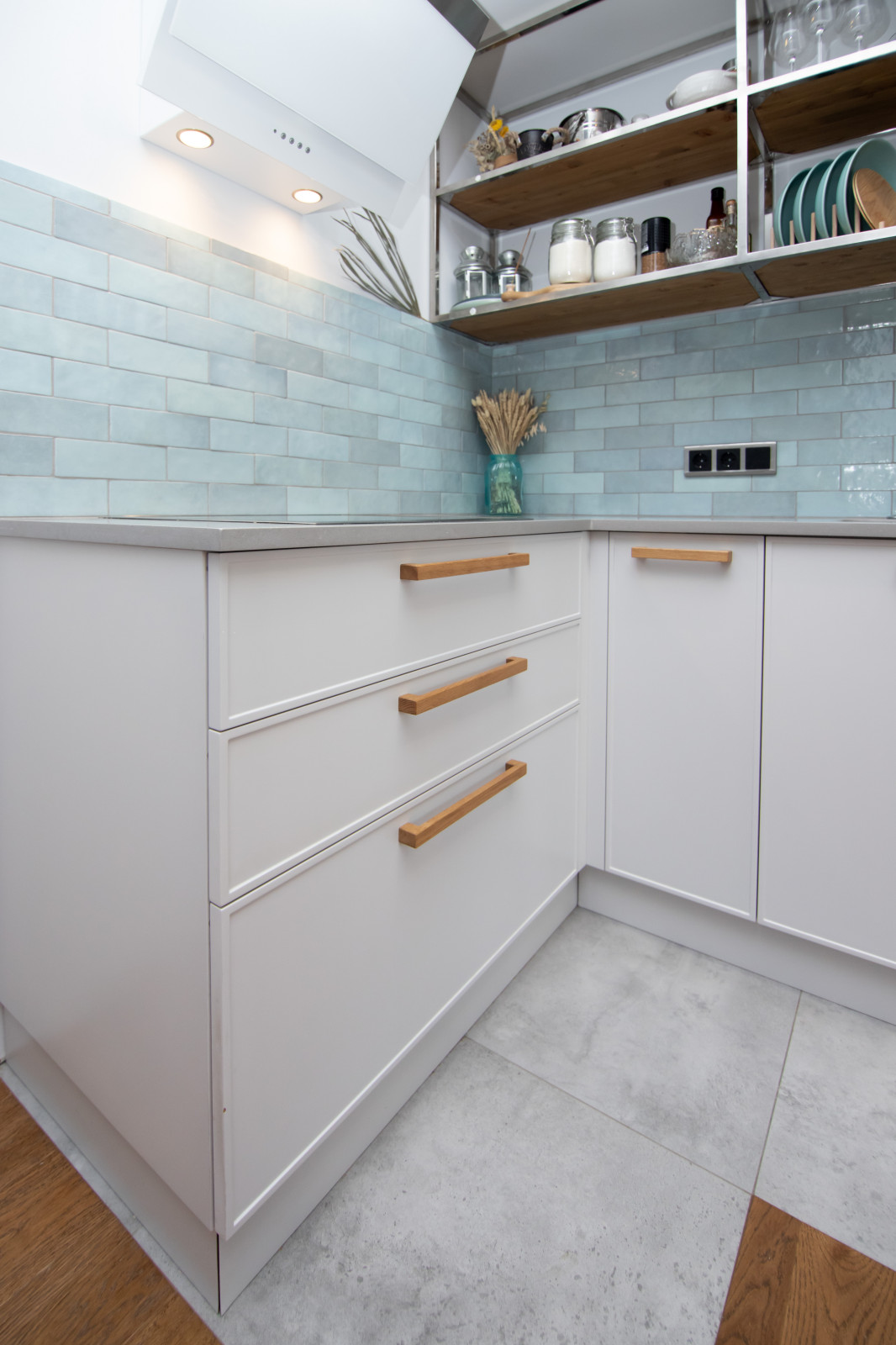 Светлая кухня в неоклассическом стиле