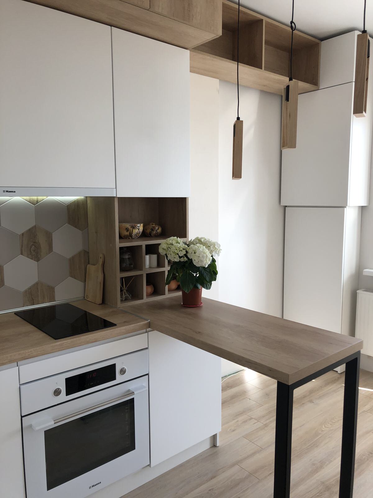 Белая современная кухня с фартуком "соты"