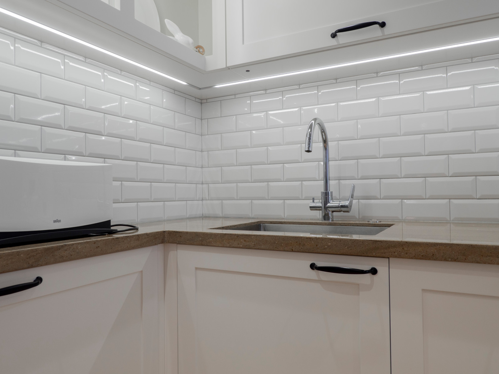 Стильная неоклассическая кухне в белом цвете