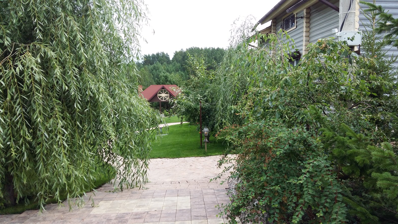 Обложка проекта: Уютный сад на берегу реки