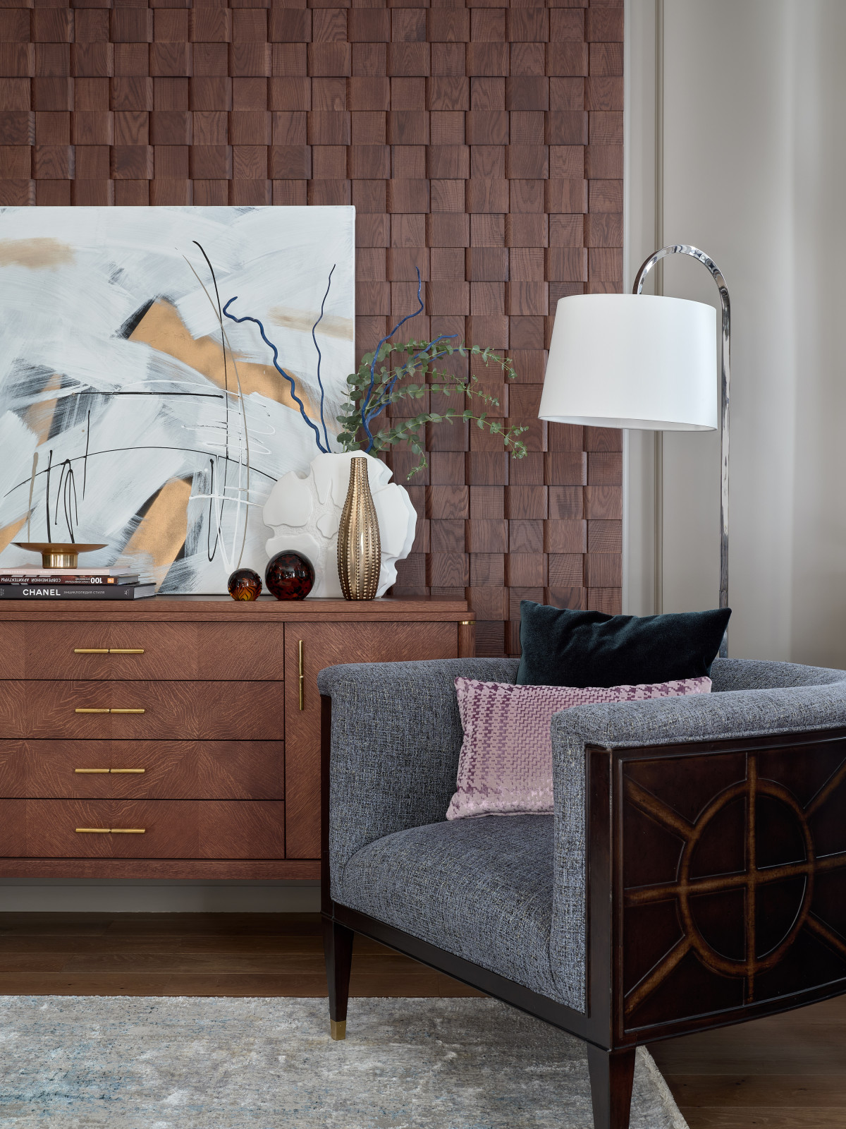 Современный интерьер с отсылкой к классике. Дизайнер Татьяна Нацвина.