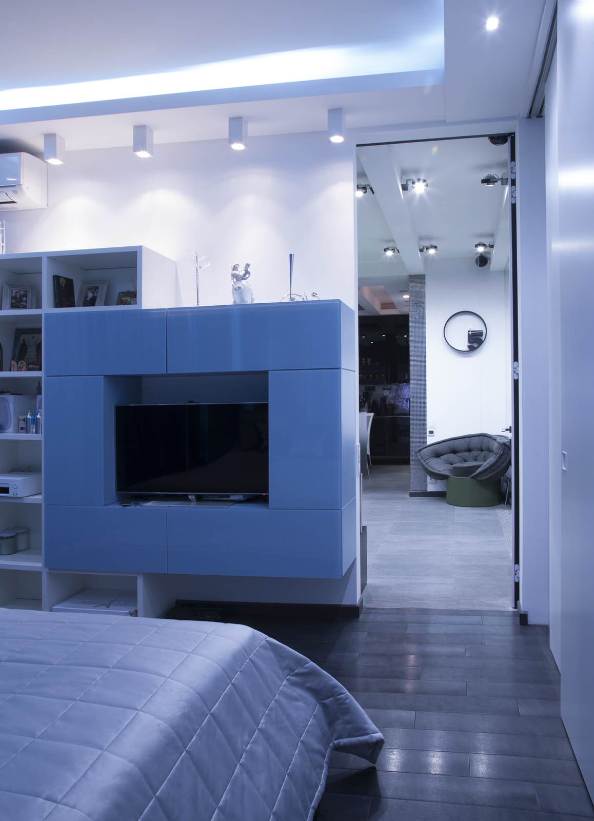 КВАРТИРА-СТУДИЯ 61,17 M2, В СТИЛЕ ПОП-АРТ НА САВВИНСКОЙ НАБ.