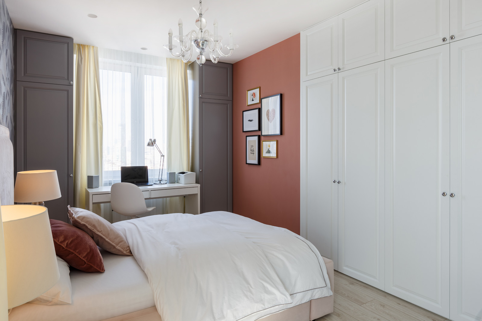 Квартира с радиусными панелями и глубокими цветами