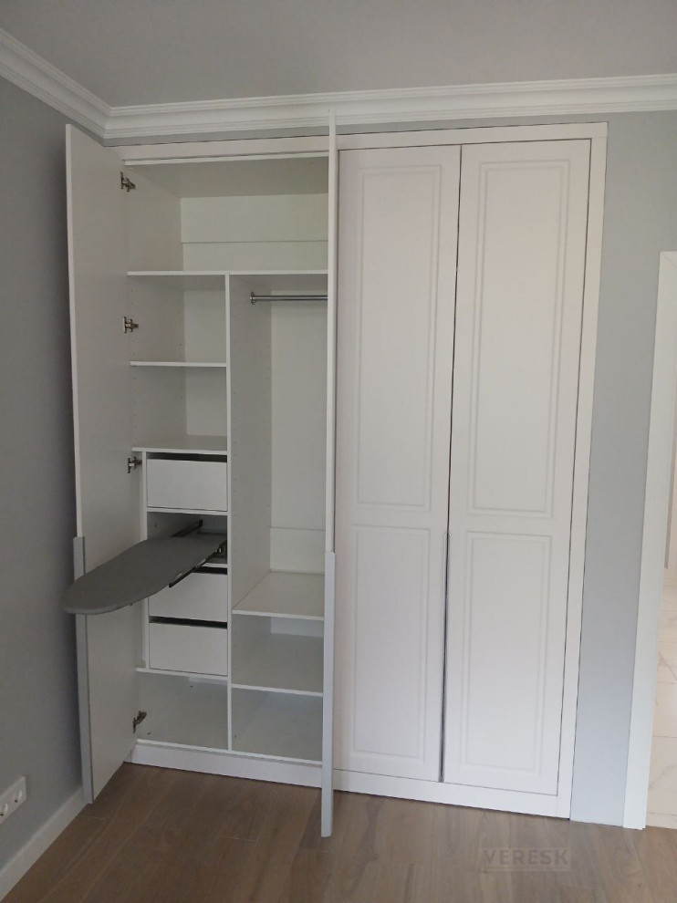 Распашные шкафы