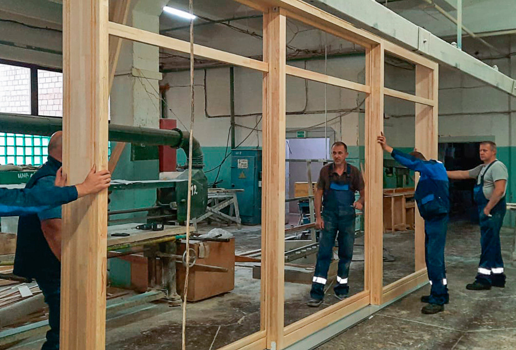 Остекление летней кухни двумя большими HS-порталами и дверью из сосны