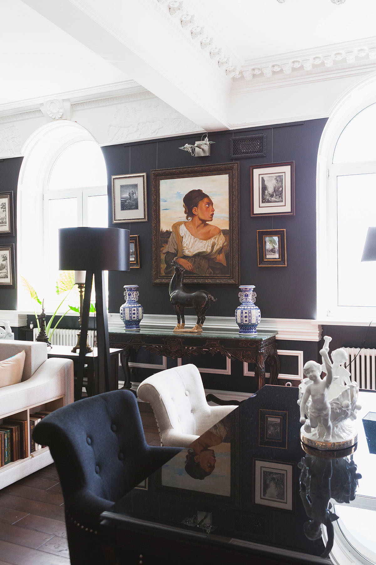 В гостях: Квартира с черными стенами напротив ипподрома