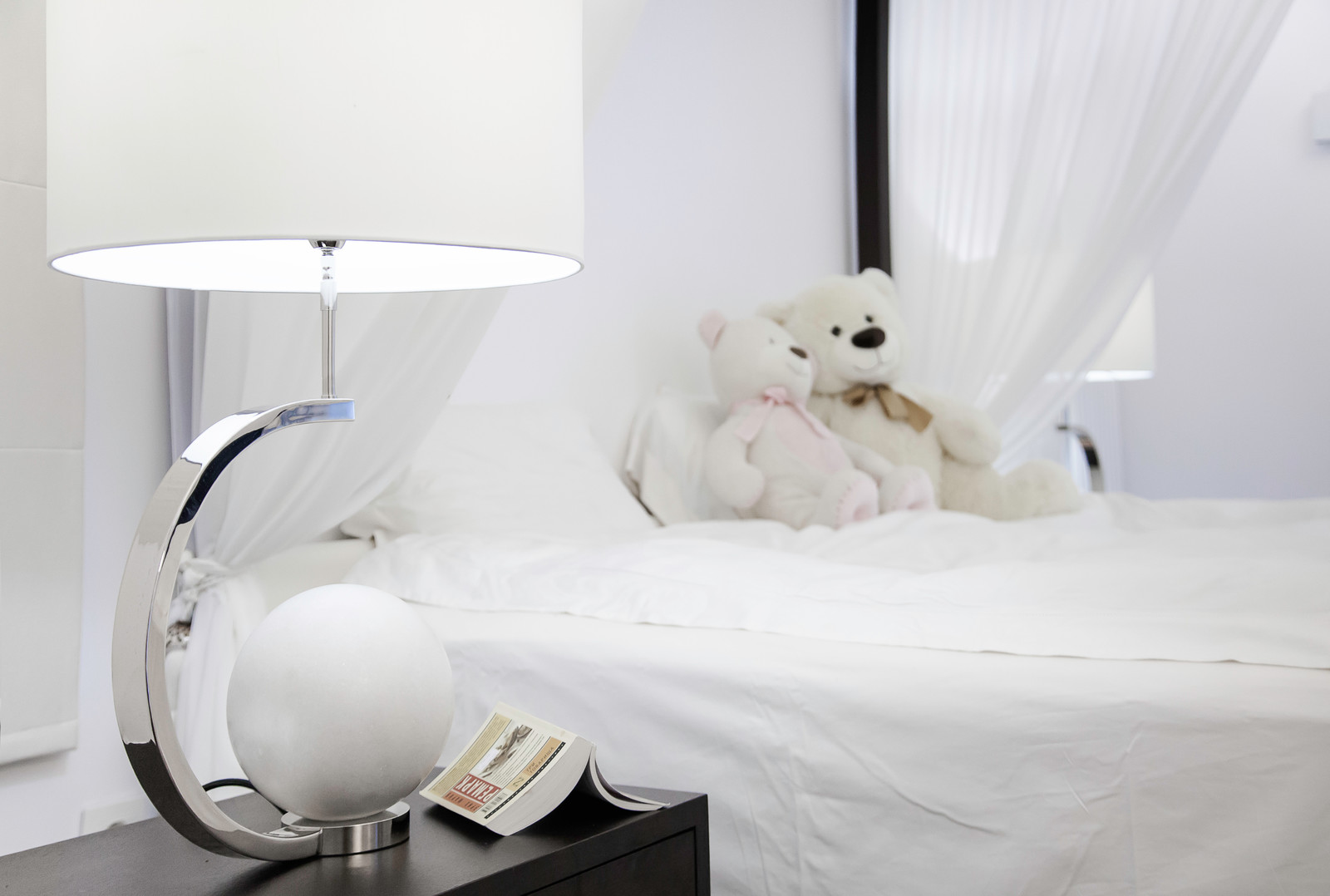 Интерьер дома в черно-белых оттенках