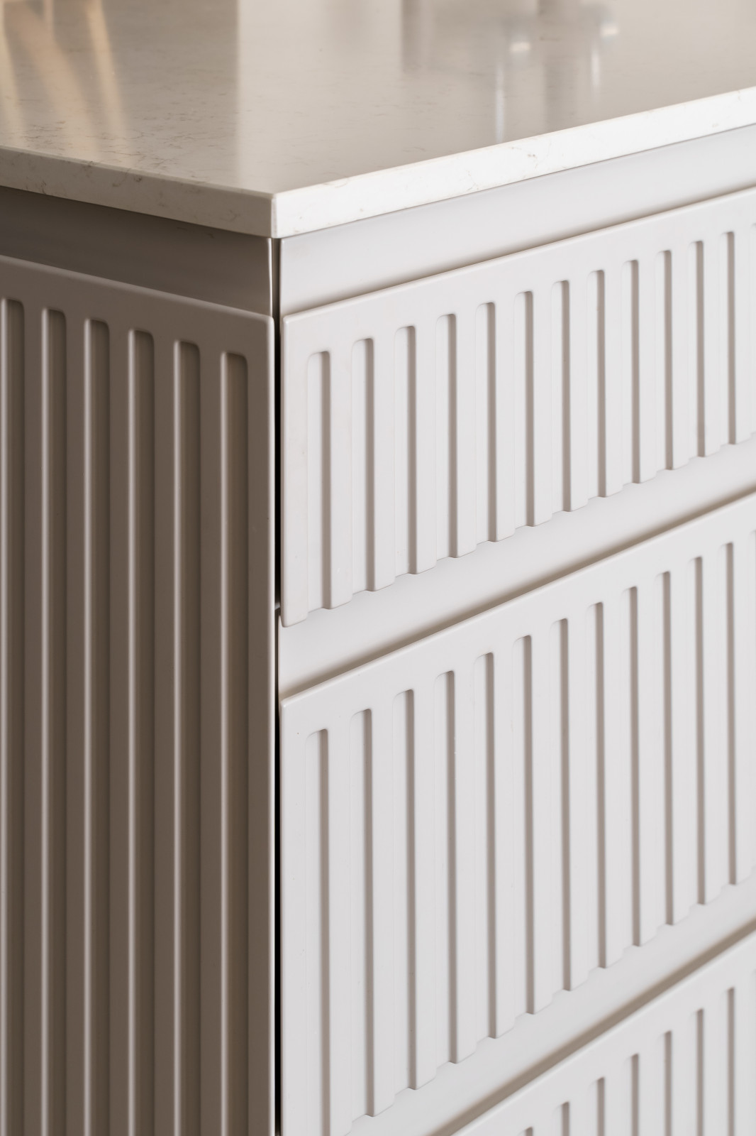 Белая кухня с отдельными пеналами