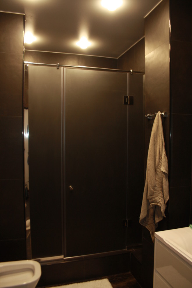 Душевое ограждение из серого стекла