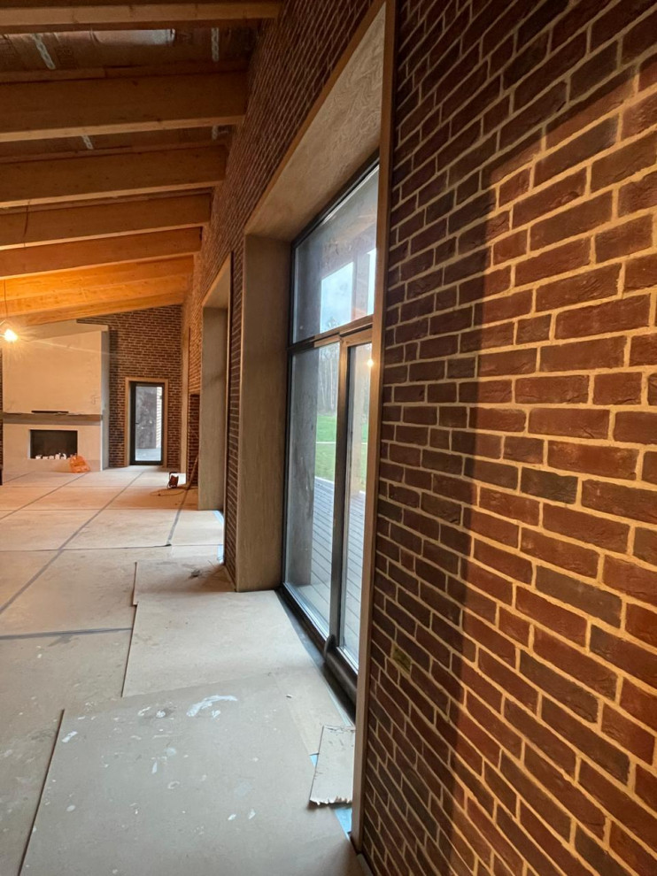 Шпонированные откосы в загородном доме