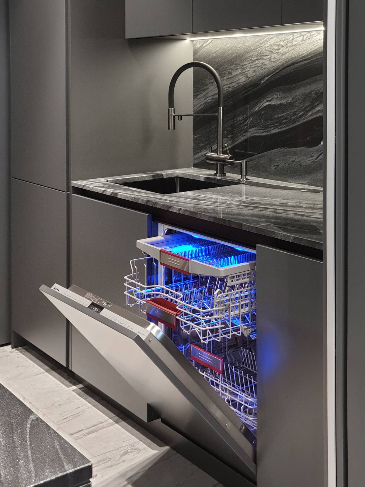 кухня серый камень