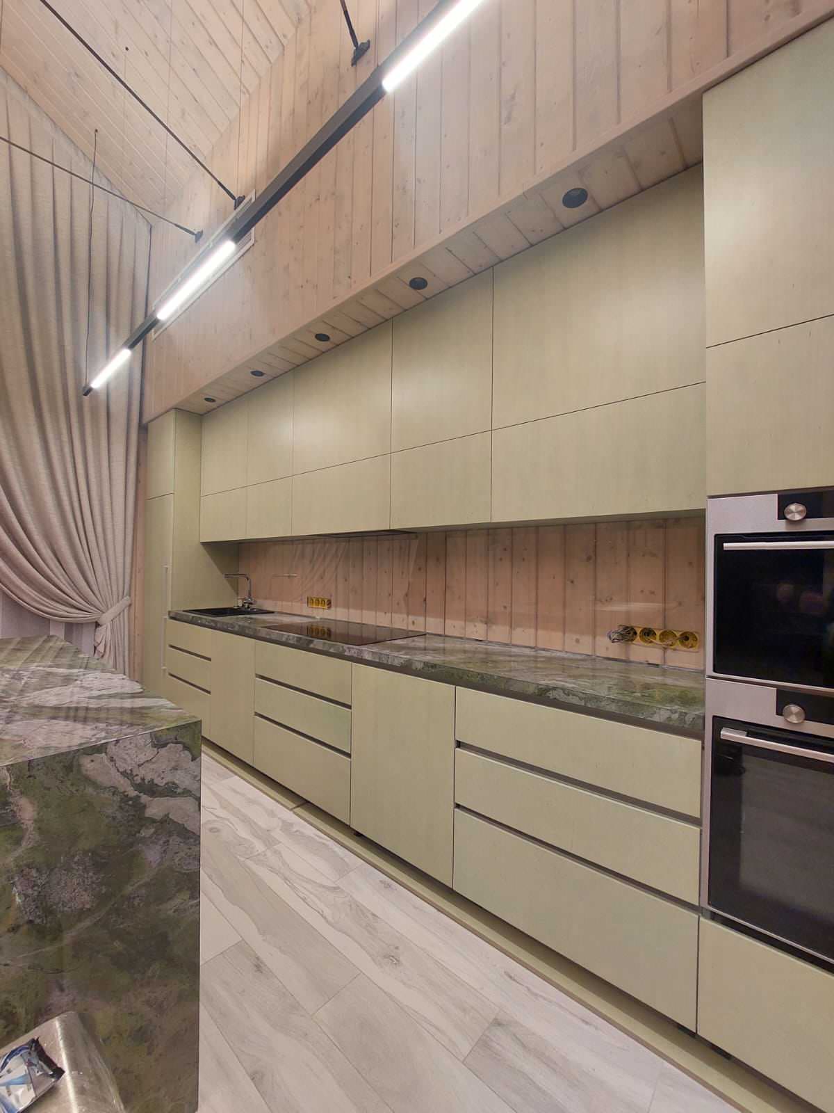 Стеклянный фартук на кухню