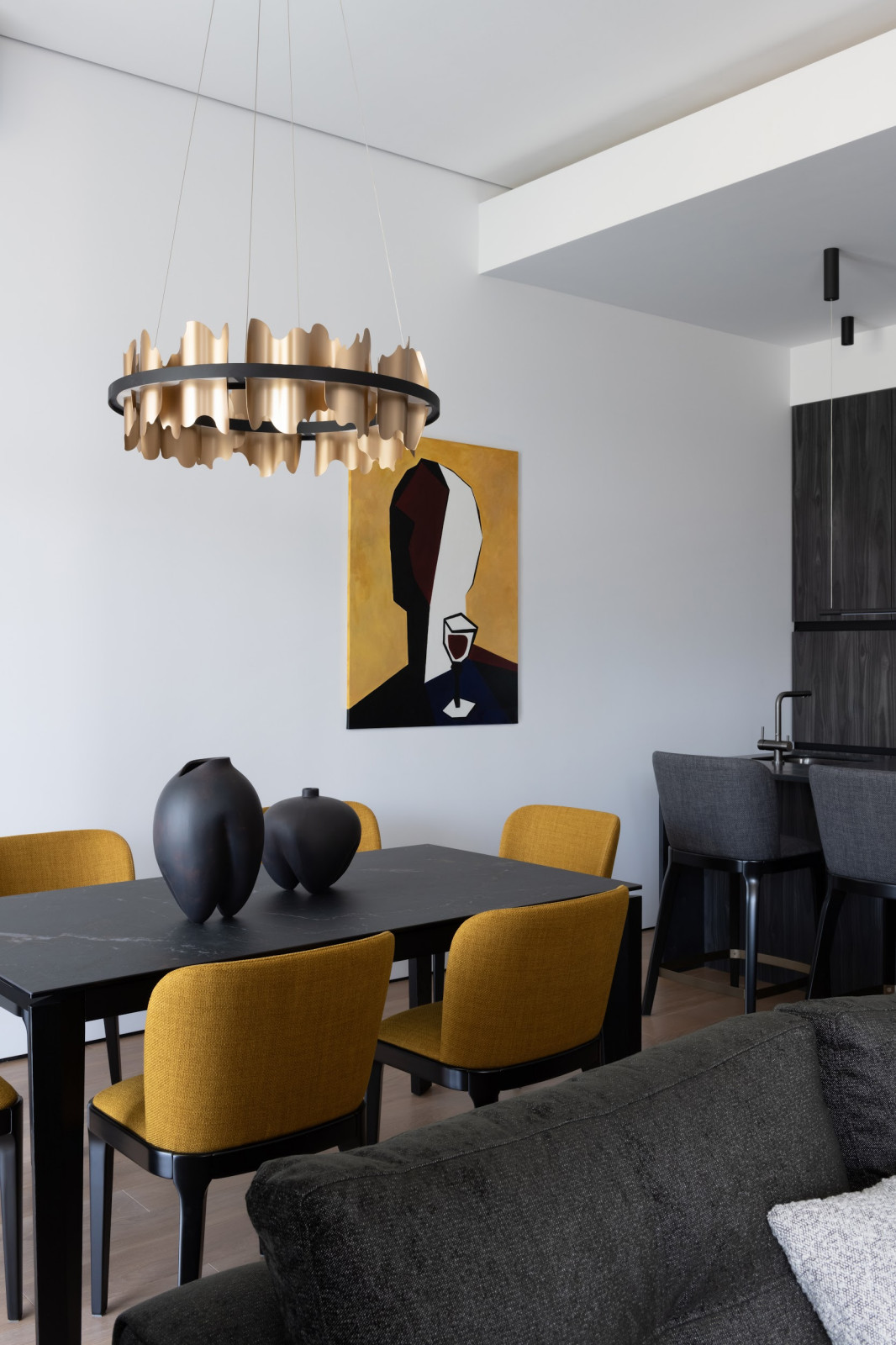 Частный дом в черно-белом цвете