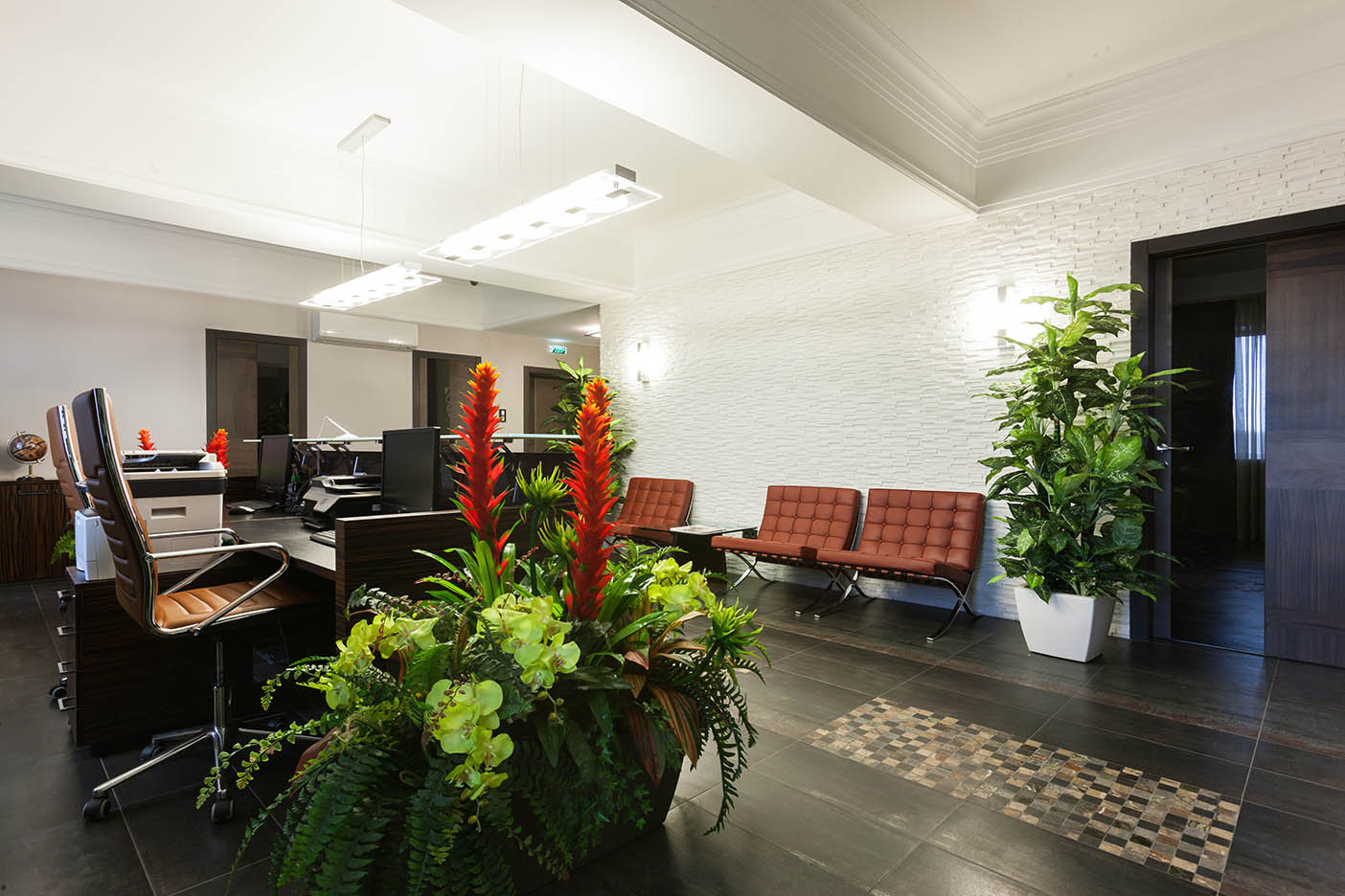 Офис с камином. Office with fireplace.