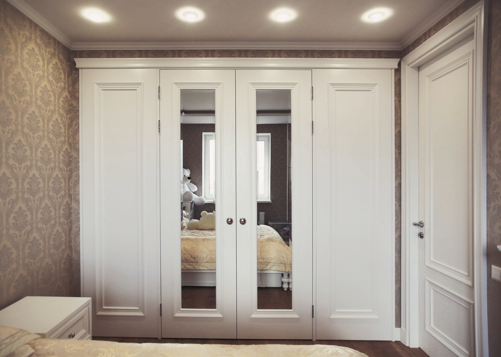 Белая мебель в стиле неоклассика.