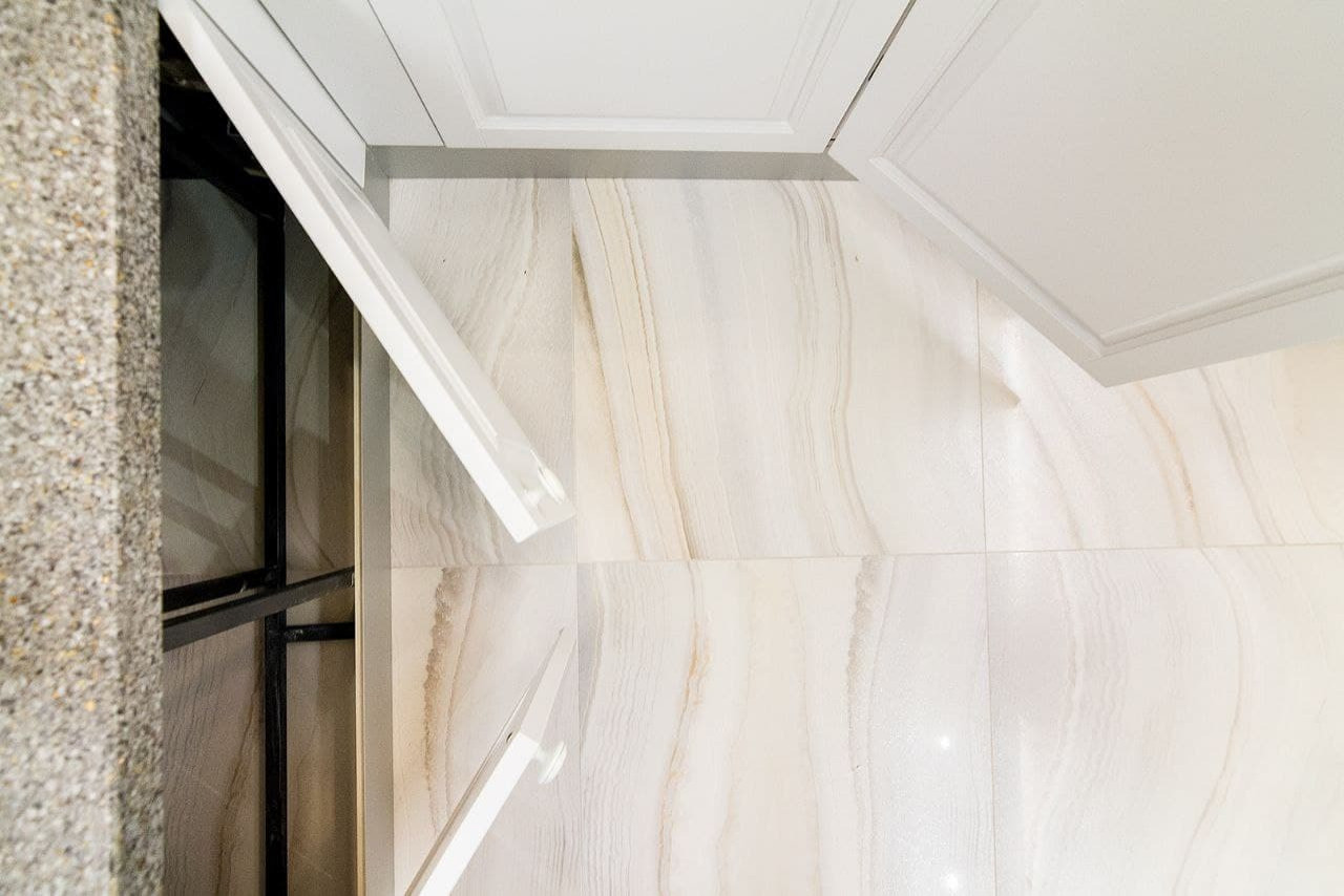 Мебель в ванную комнату с экраном под ванну