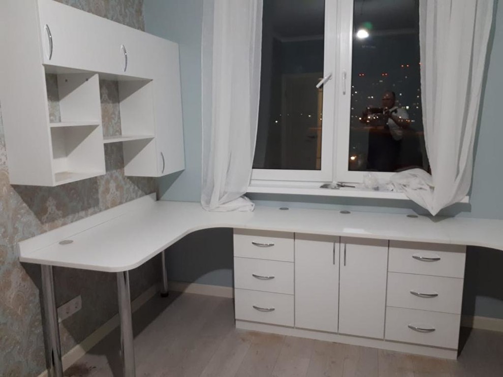 компьютерный стол у окна