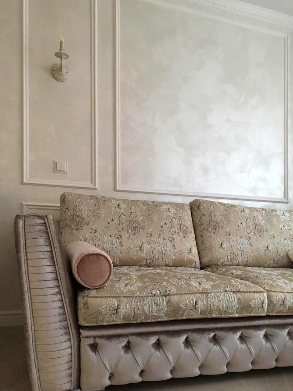 Двухкомнатная квартира в светлых тонах.