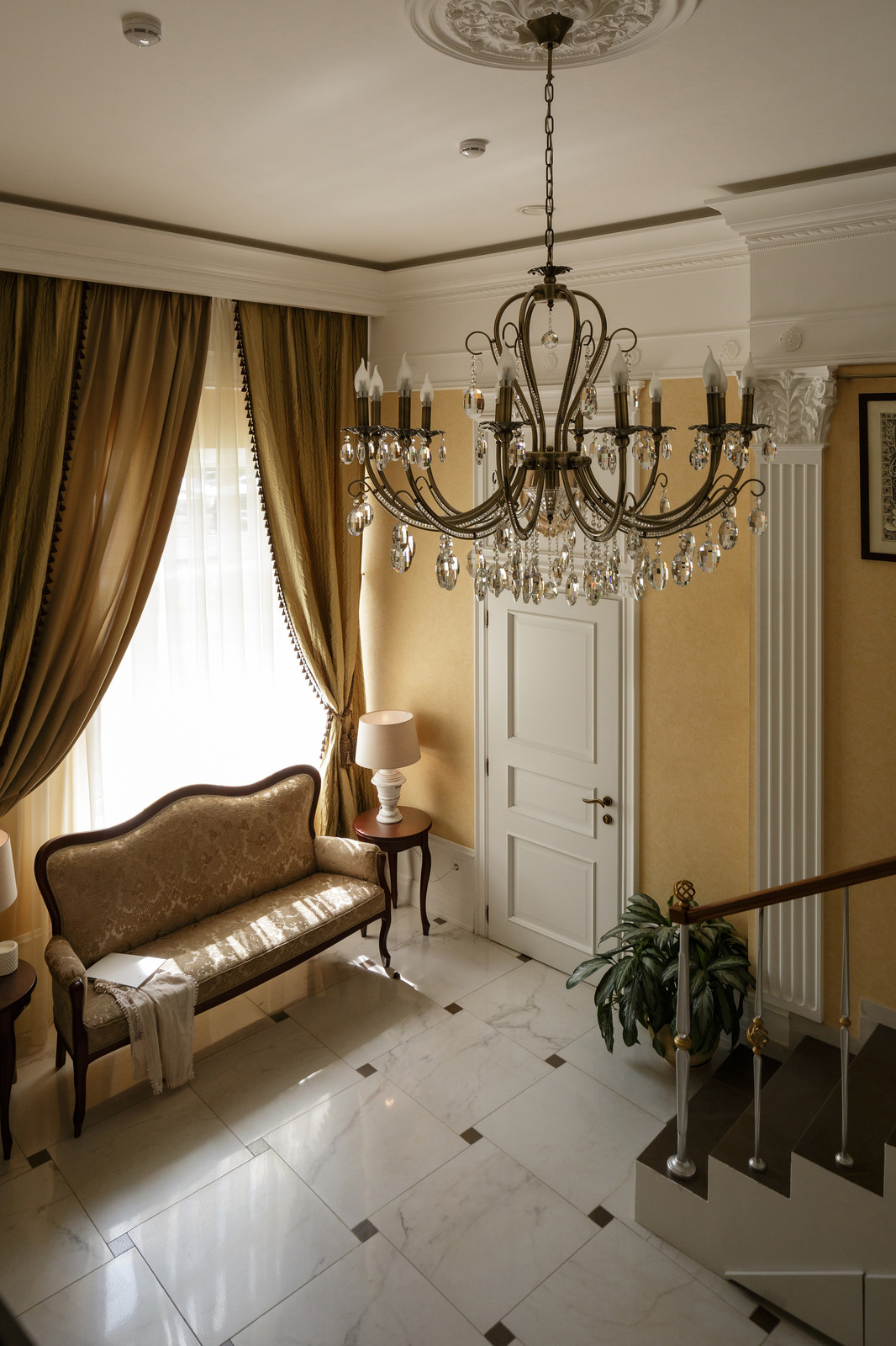 Холл с лестницей