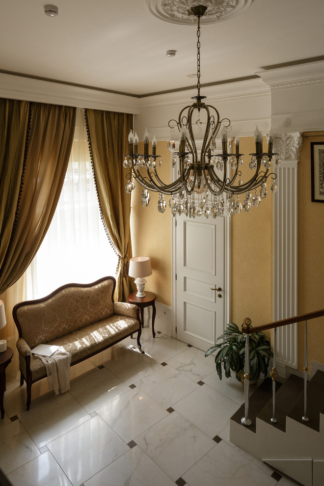 Холл с лестницей