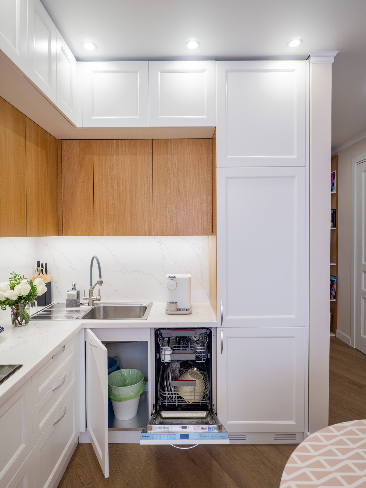 Уютная белая неоклассическая кухня с элементами под дерево