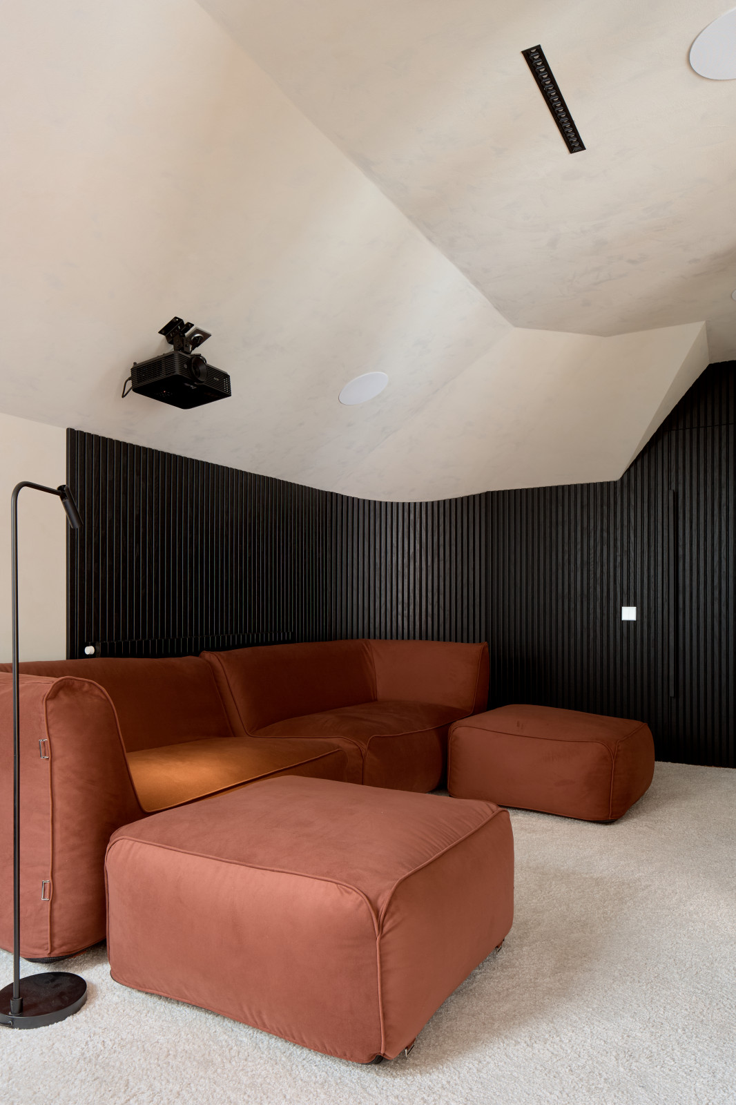 Спальня с прозрачной ванной