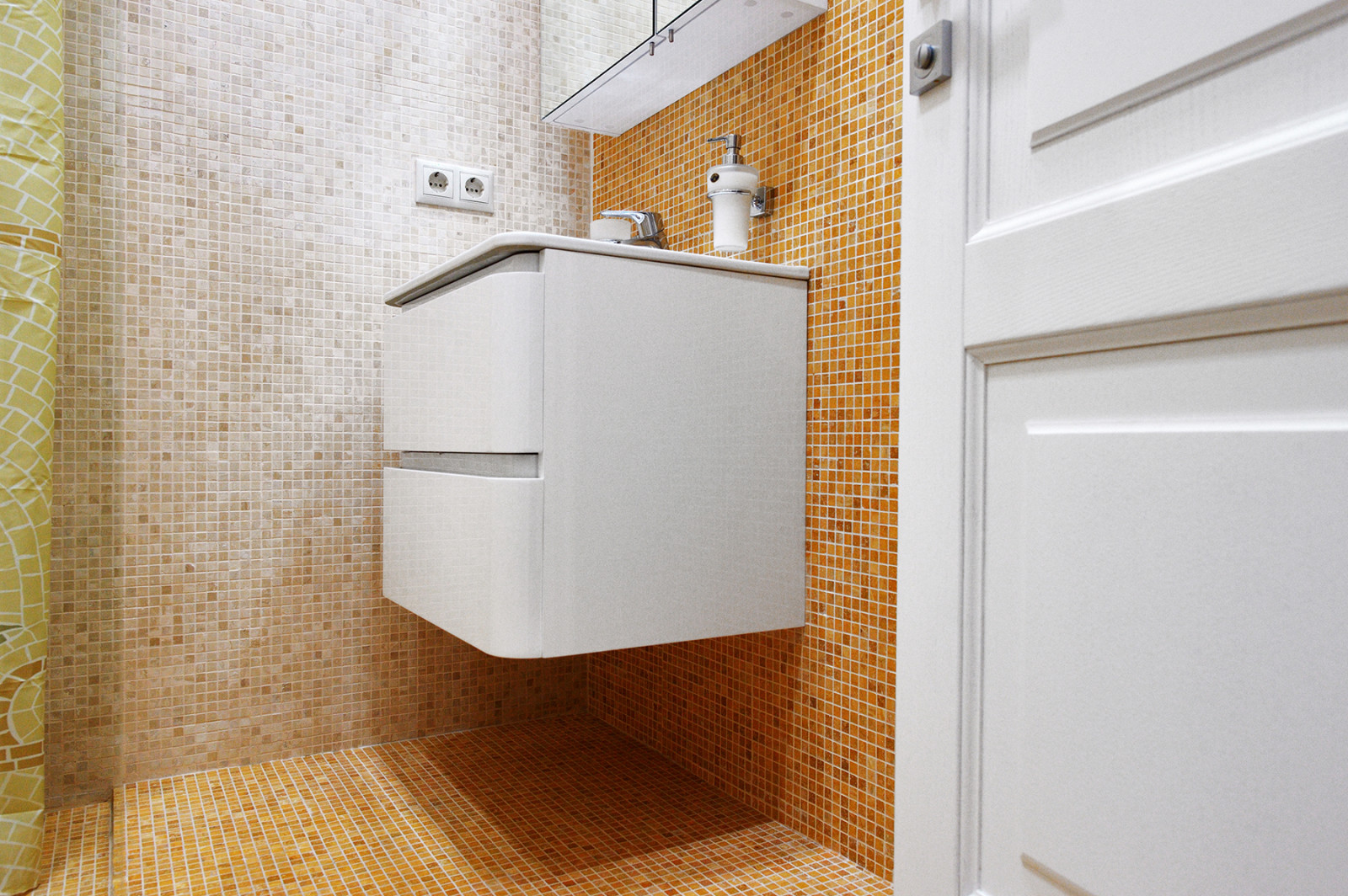 Художественная сборка панно из мозаики