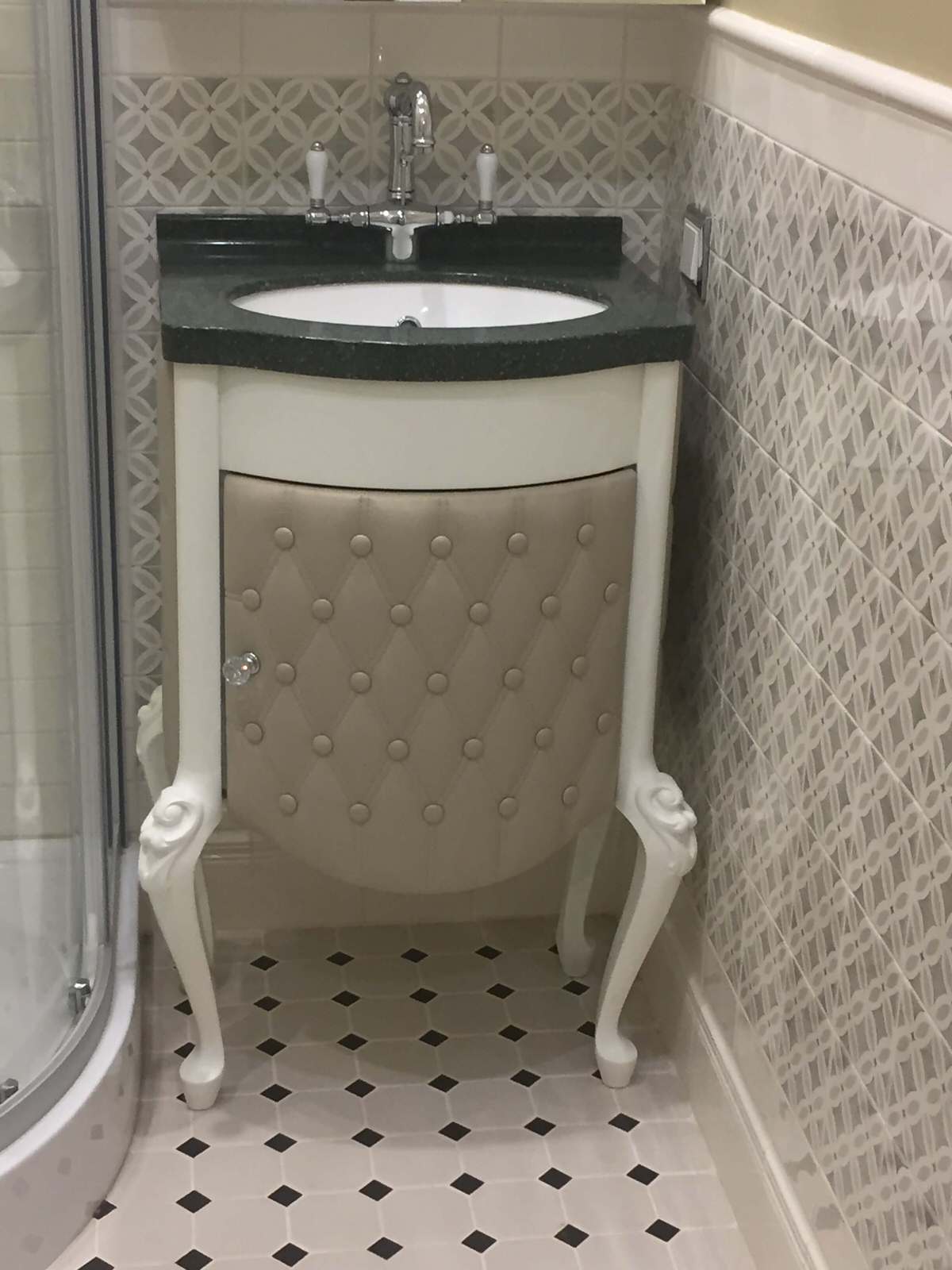 Мебель и аксессуары для ванной комнаты.