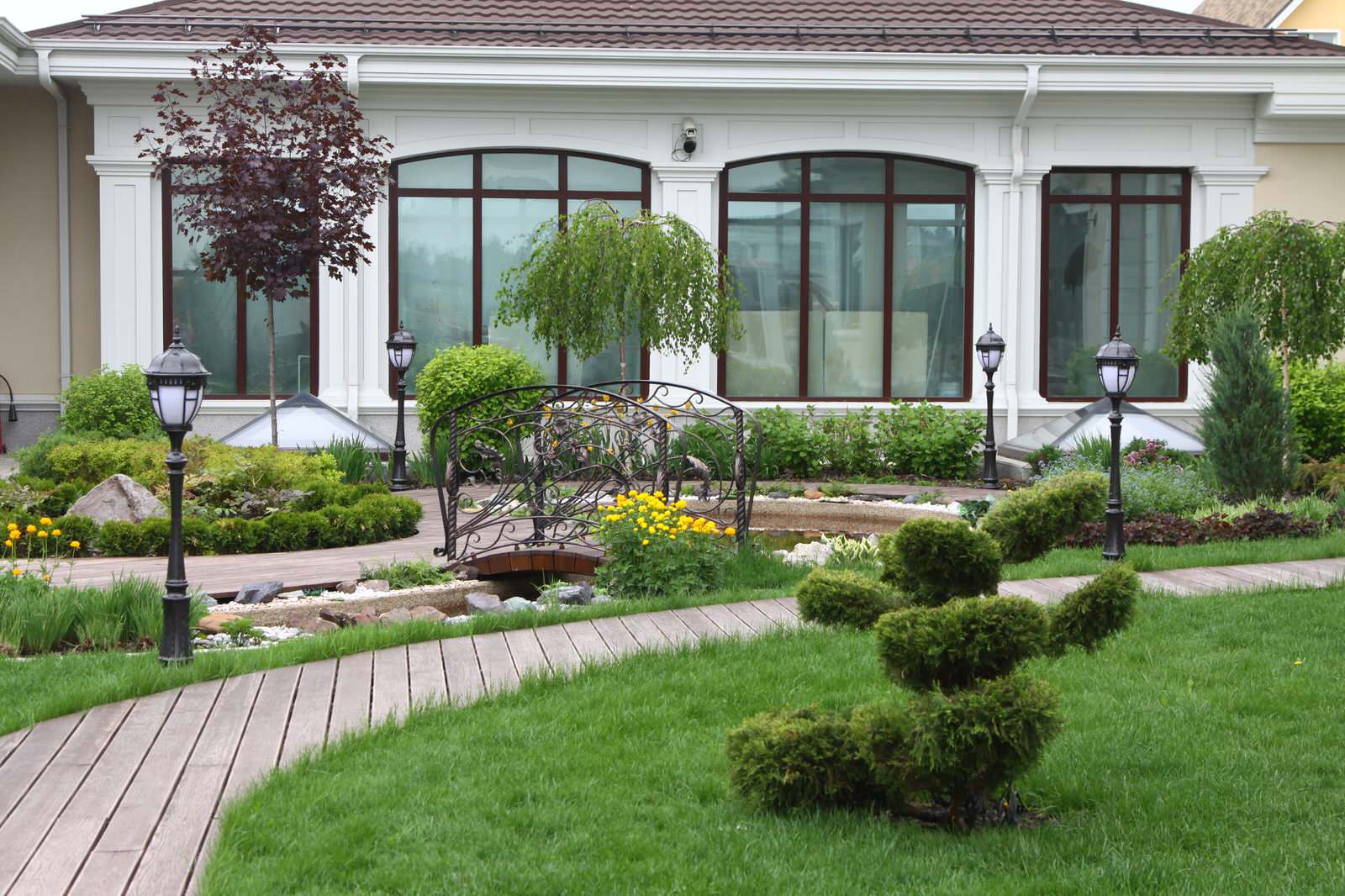 Внутренний дворик в коттеджном поселке "Изумрудный город"