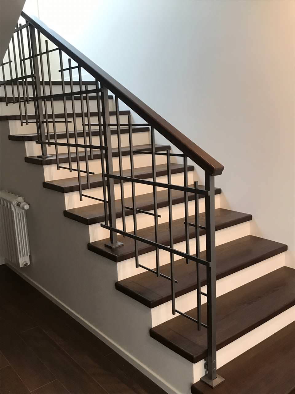 Облицовка бетонной лестницы со сварным металлическим ограждением