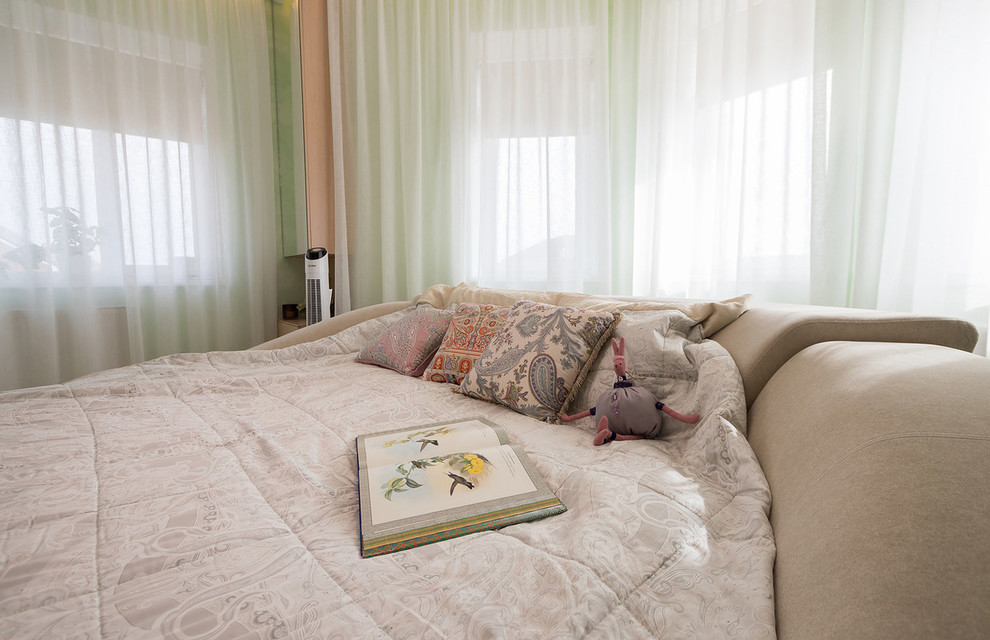 Яркий дом в пригороде