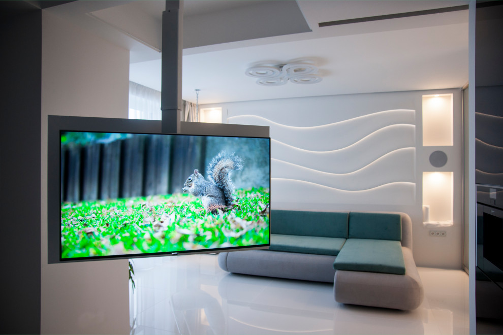 ТВ, повернутый в сторону кухни