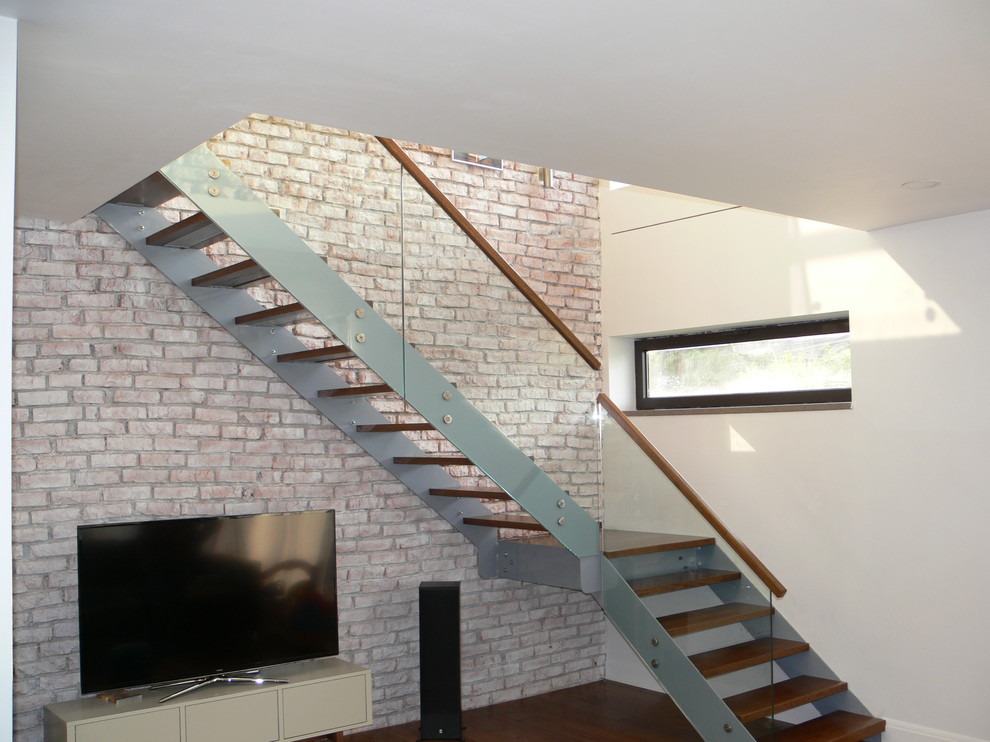 Лестница на тетива с ограждением из стекла