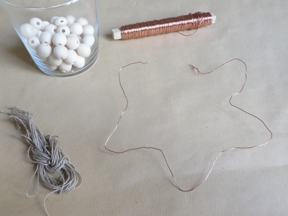 DIY: Новогодняя звезда из деревянных бусин