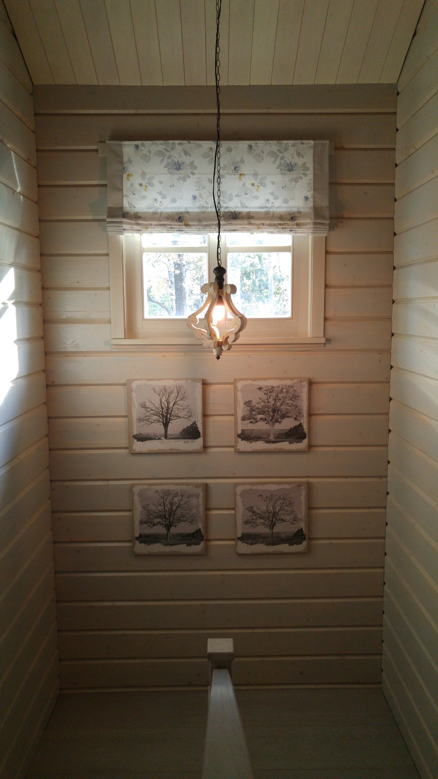 Римские шторы на лестнице