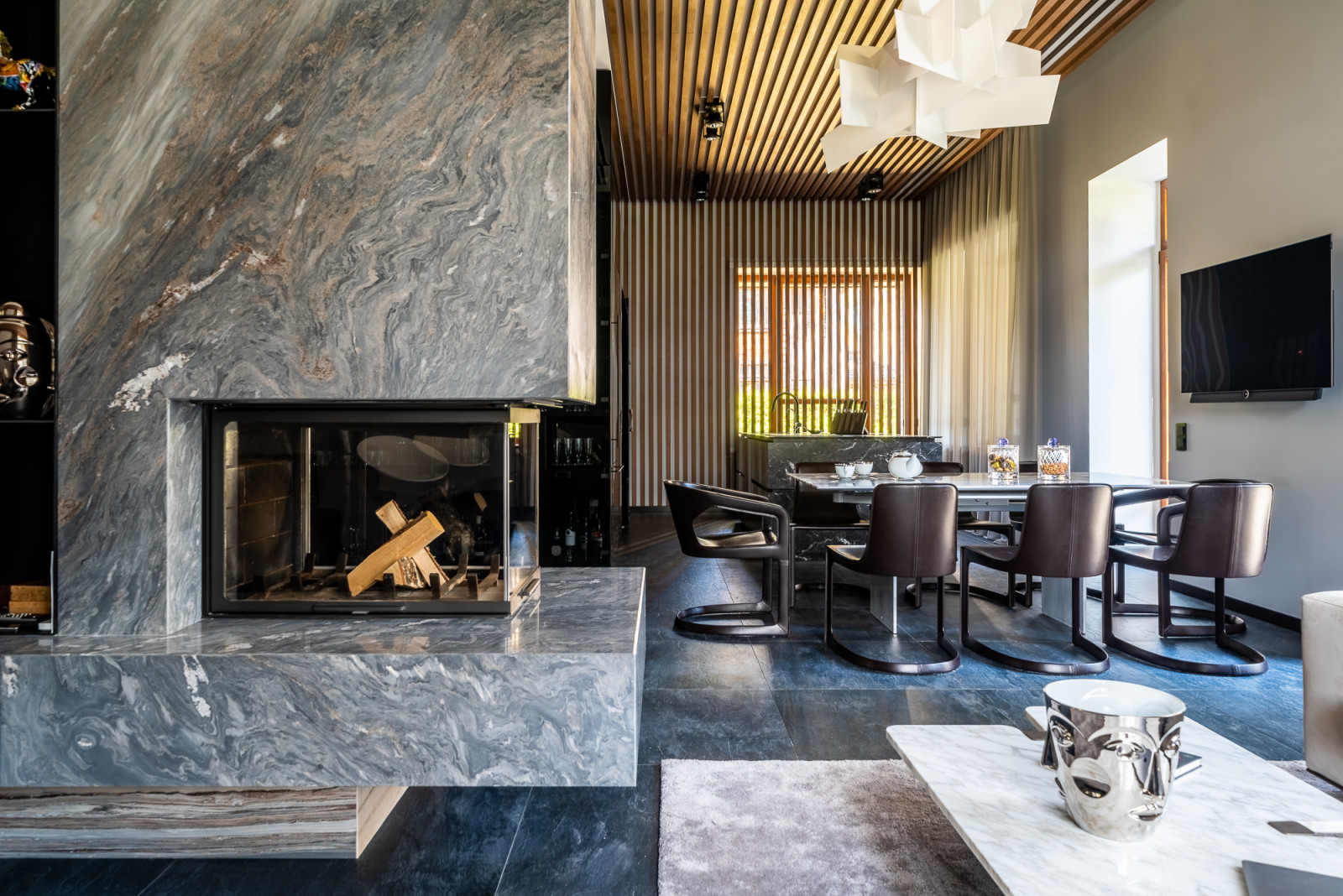 Камин из мрамора для загородной резиденции