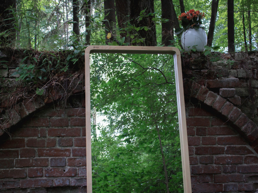 Зеркало в раме из ясеня