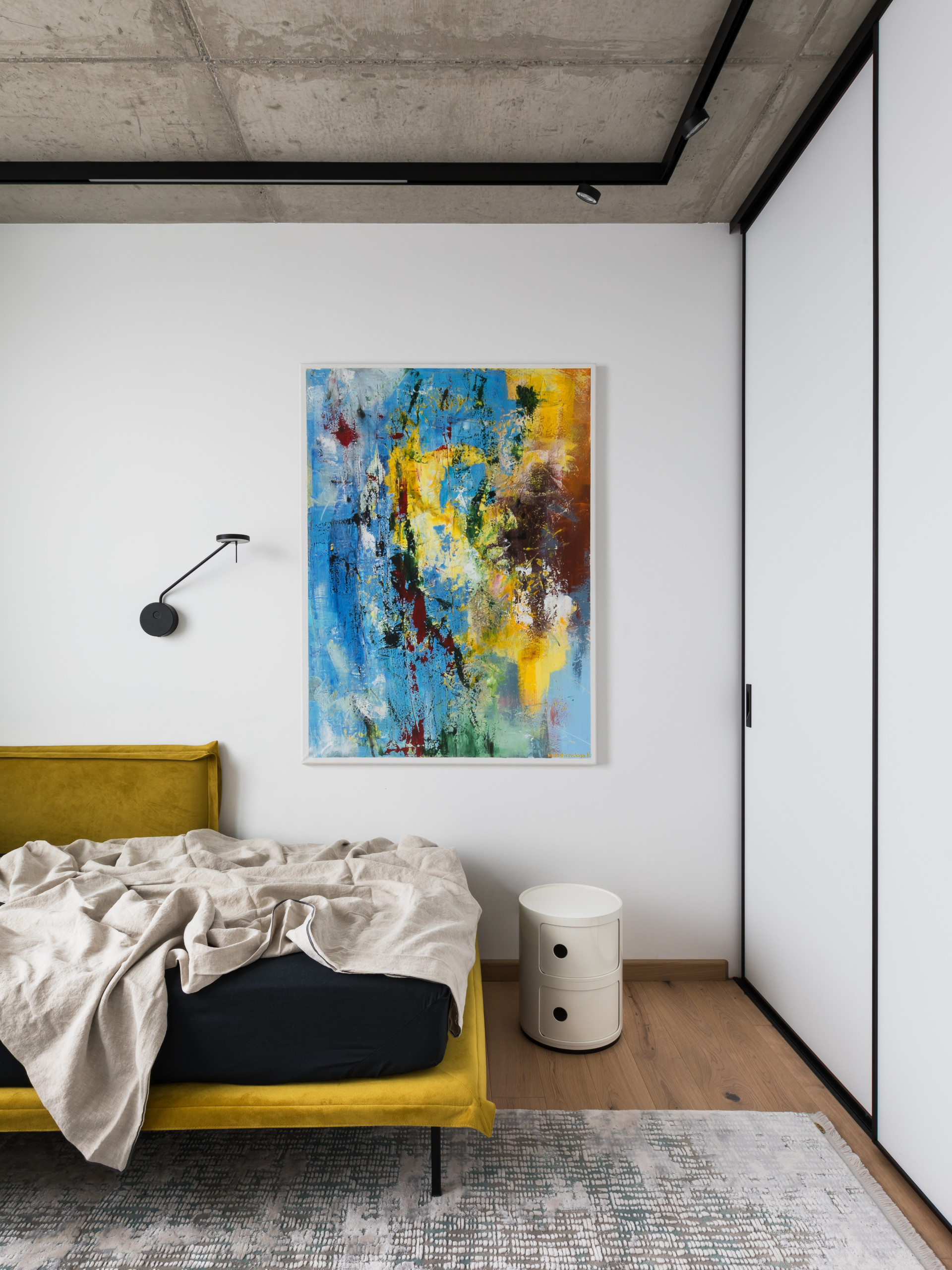 В гостях: Минимализм с акцентами на живопись