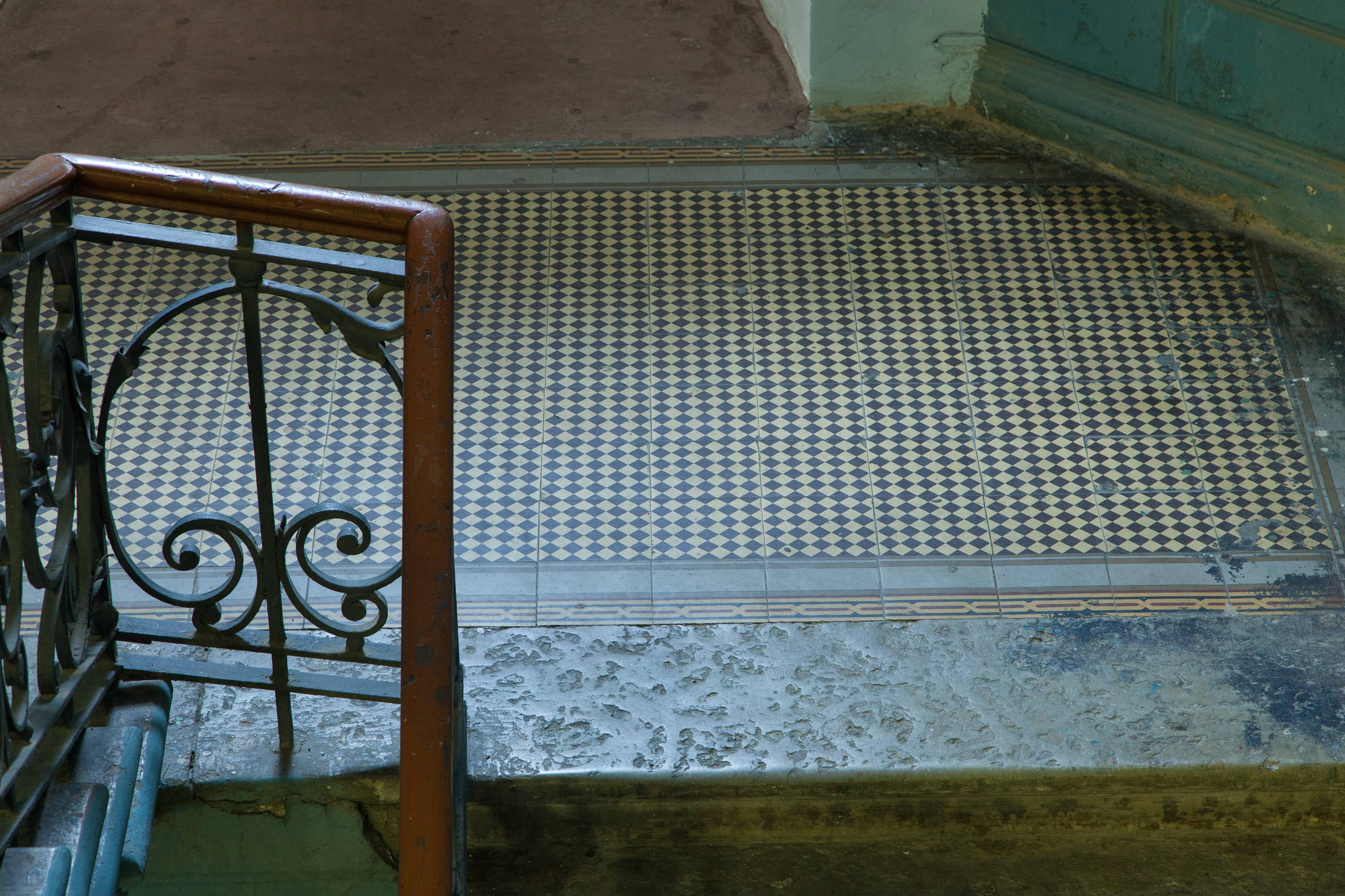 Фотоохота: 24 кадра из парадных доходного Петербурга