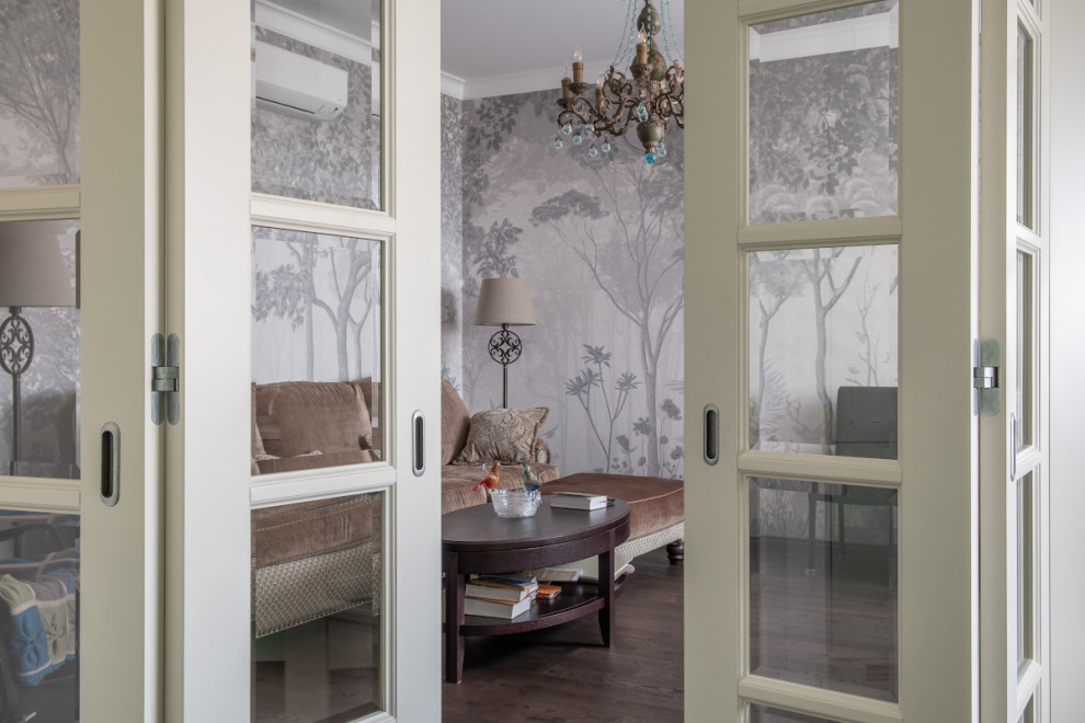 Интерьер с дверью-книжкой Брянский лес